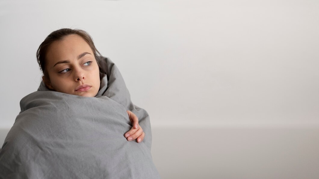 Mujer en la cama mostrando signos de insomnio, reflejando cómo los trastornos del sueño afectan la fertilidad.